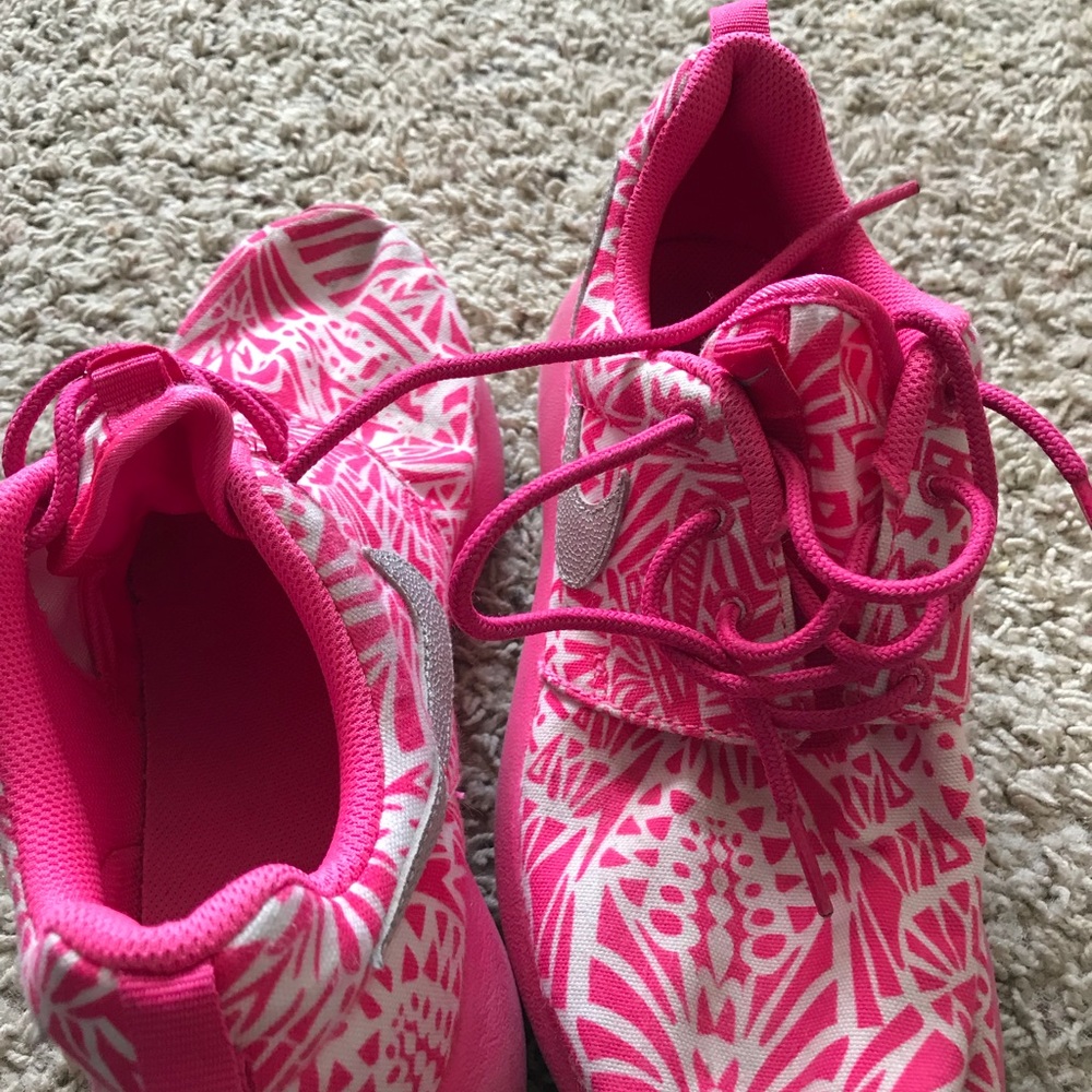 Kids size 5.5 NIKE ROSHES